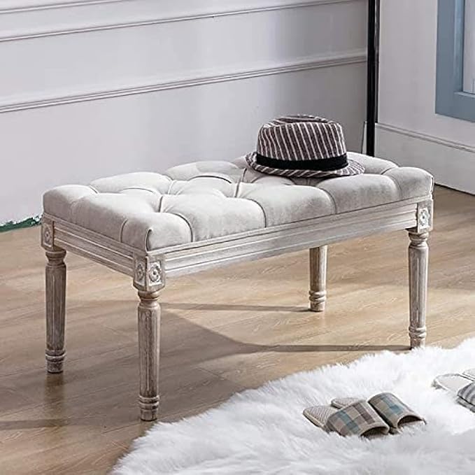 Tabouret confortable pour changer de chaussures dans une entrée cosy