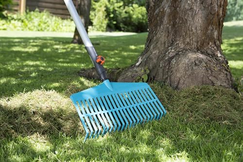 Gardena combisystem-Rechenbesen: Handlicher Zinkenbesen zum Zusammenfegen von Laub und Grasschnitt, mit robusten Kunststoffzinken, Arbeitsbreite 43 cm (3101-20) – Bild 3