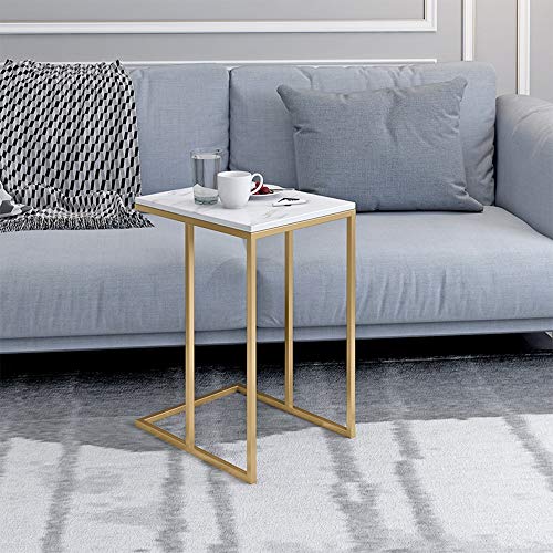 Table basse et d'appoint dorée pour optimiser le rangement du salon
