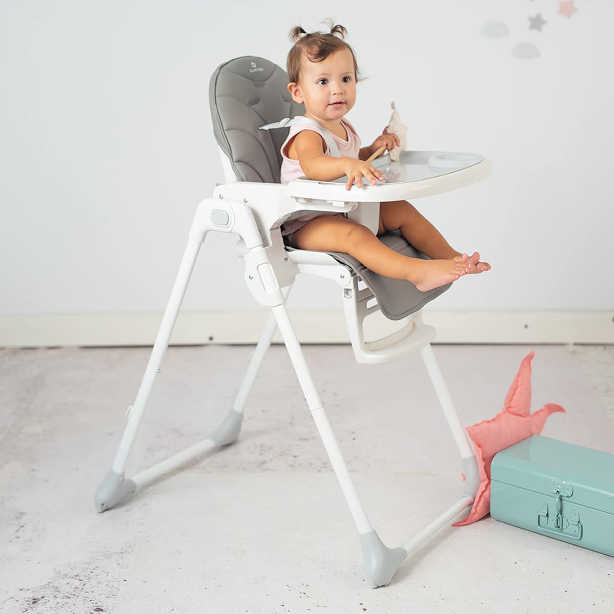 Olmitos – Trona bebe ligera multi posiciones – Asiento regulable con bandeja extraíble – Incluye ruedas y fácil plegado – Asiento acolchado y cómodo con textil anti manchas (CHARCOAL)