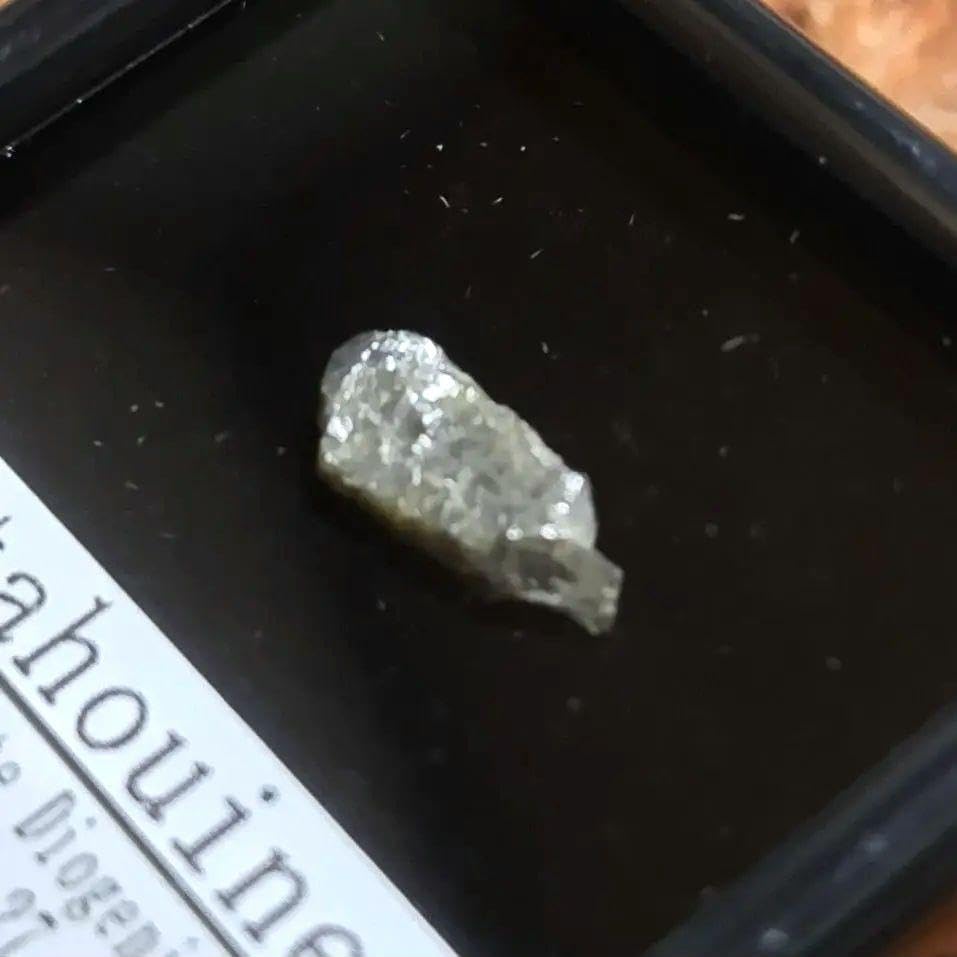 Amazon.co.jp: きれい！輝く結晶！タタフィン隕石標本 : おもちゃ