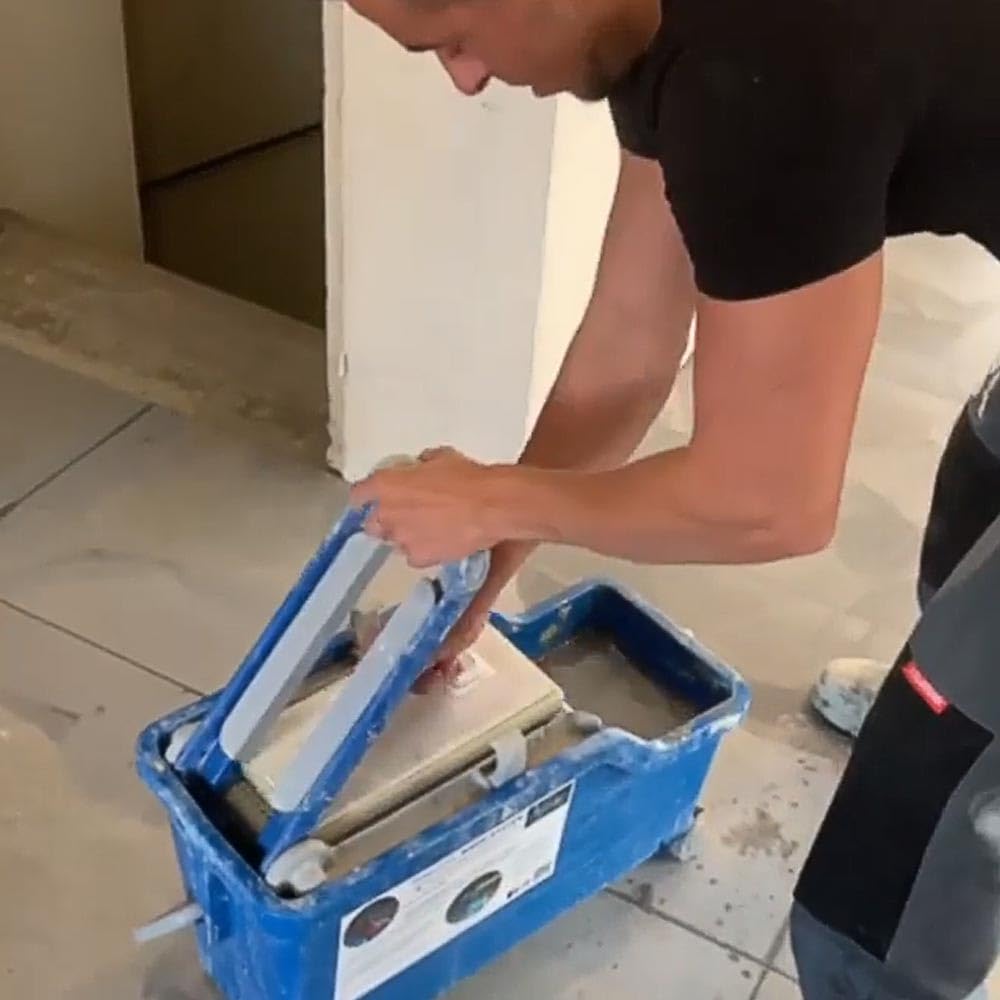 Karl Dahm® Waschsystem für Fliesen I Innovatives Waschset für Fliesenleger I Fliesen-Wascheimer mit Ausdrückvorrichtung und Rädern I Leichtes Abwaschen mit dem Fliesen-Wasch-Set Profi – 12640