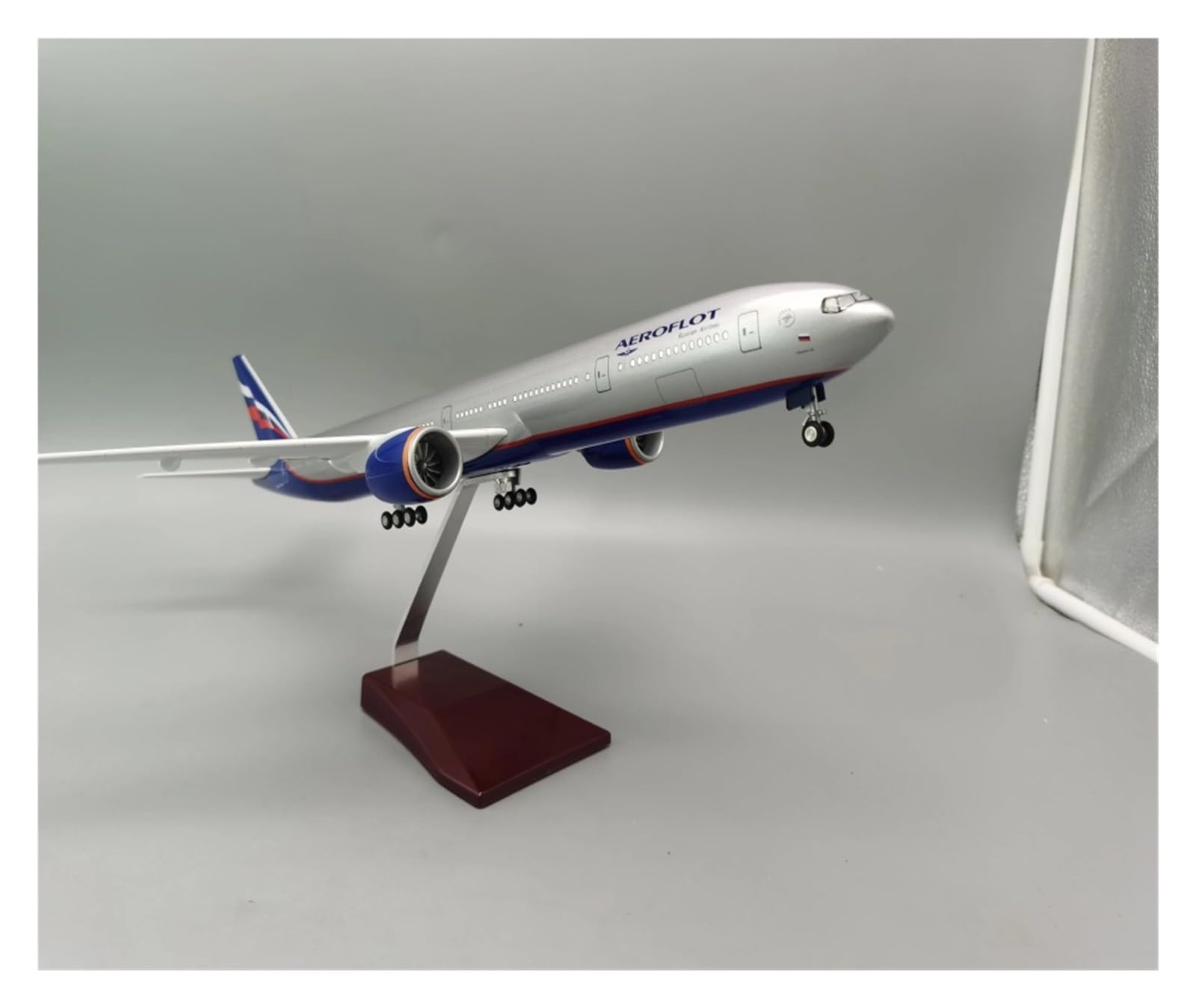 Aereo in Metallo pressofuso 47 cm Scala 1/157 per Modello di Aereo B777 Modello di Aereo Russo W Carrello di atterraggio con Luce e Ruota per Raccolta ed Esposizione (con Luce)