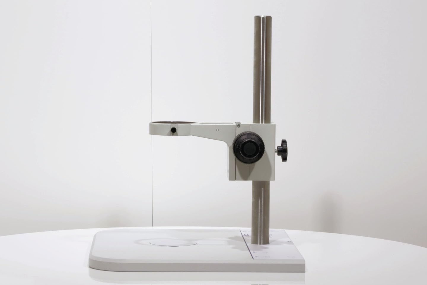 Kompaktes Mikroskop-Tischstativ »MikstaLED L« – ergonomische Aluminium-Bodenplatte, Edelstahlsäule mit Feintrieb – Professionelles Mikroskopstativ »Made in Germany«