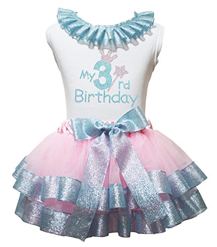 Camiseta de vestido rosa con falda de pétalos confeccionada con cinta de luz azul