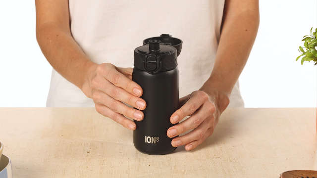 ION8 Borraccia Termica Isolata Sottovuoto ThermoShield per Bevande Calde o Fredde, Grande Tazza Isolata, Capacità di 2 Tazze, Tappo Magnetico e Base