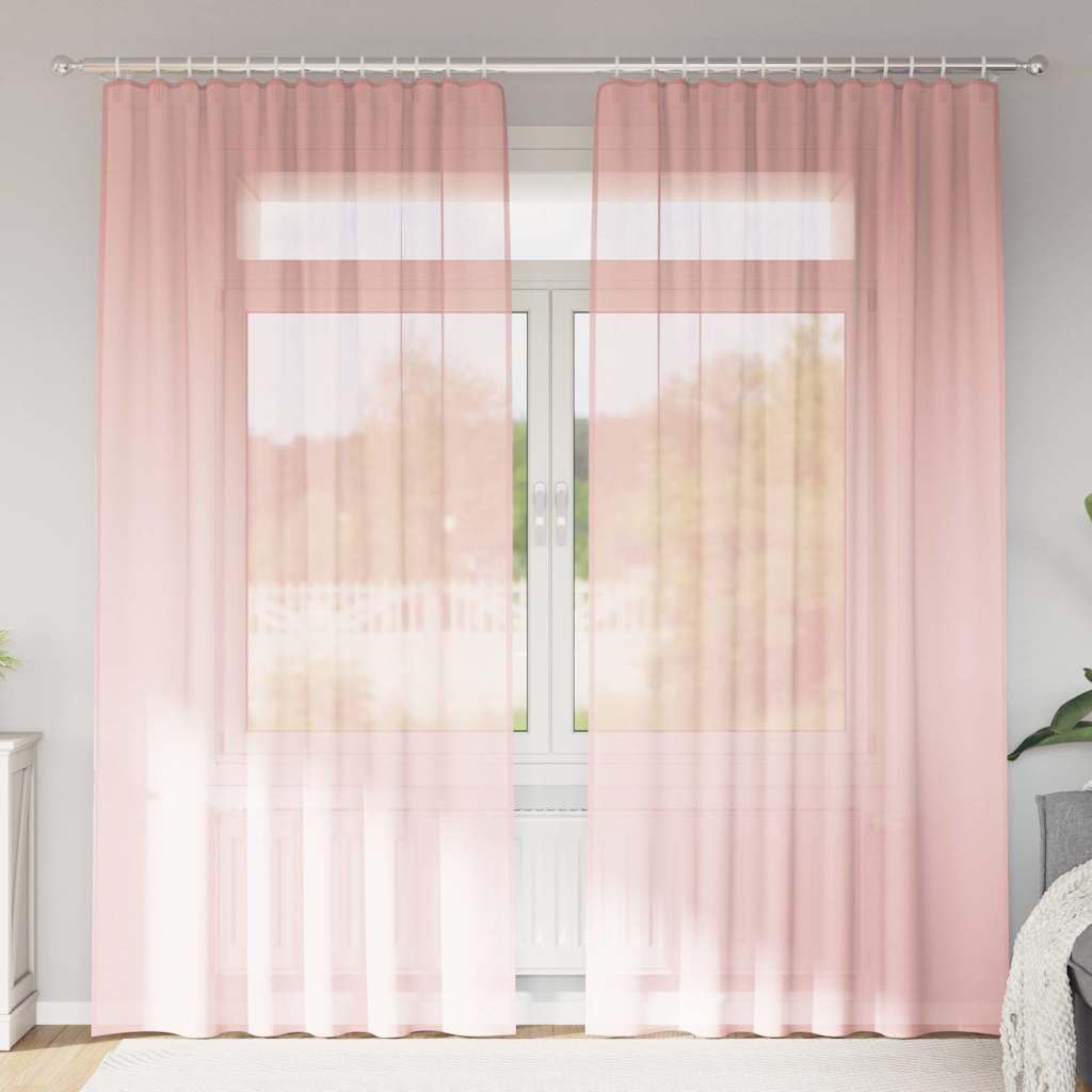 Rideaux en voile rose passe-tringle pour sublimer les fenêtres sombres