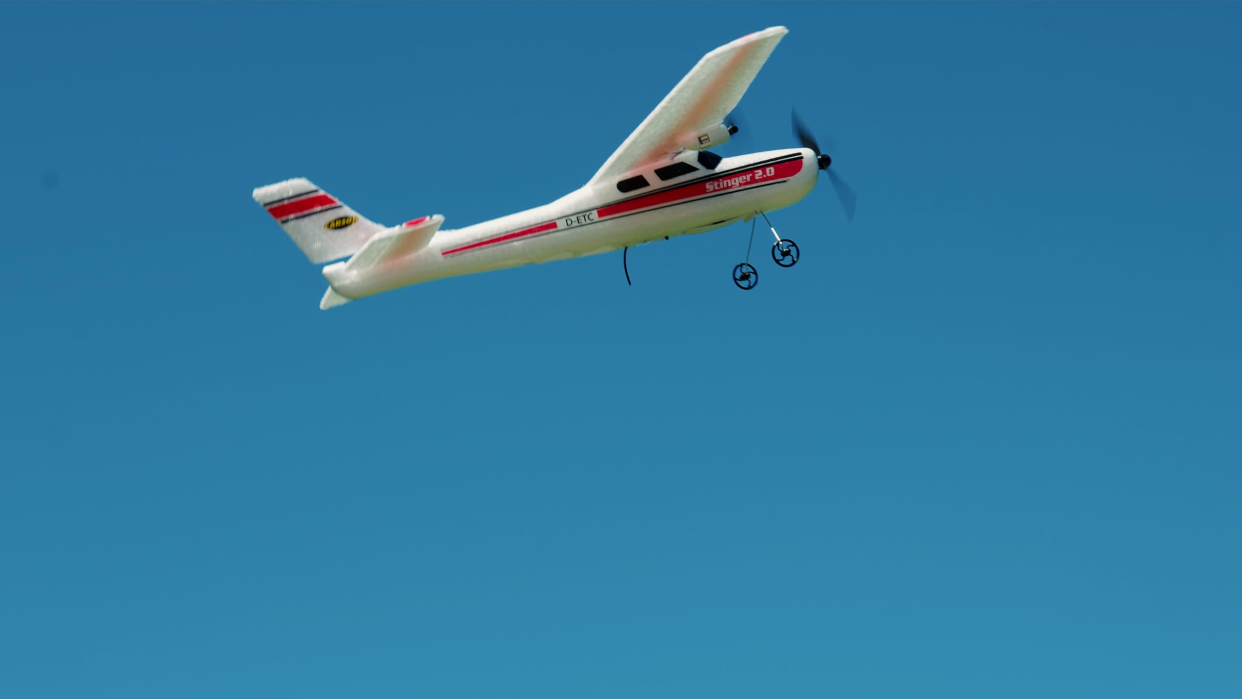 Carson Stinger 2.0 2,4 GHz 100% RTF - samolot RC dla początkujących, stabilizacja żyroskopowa, sterowanie radiowe 2,4 GHz, zdalnie sterowany samolot, biały/czerwony