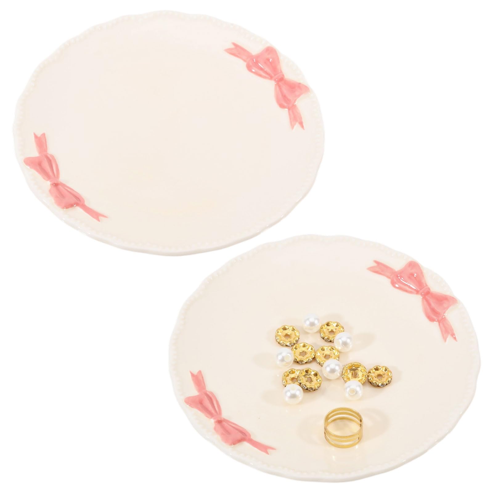 Plateau à bijoux en céramique sur la table de chevet pour ranger vos bagues et alliances