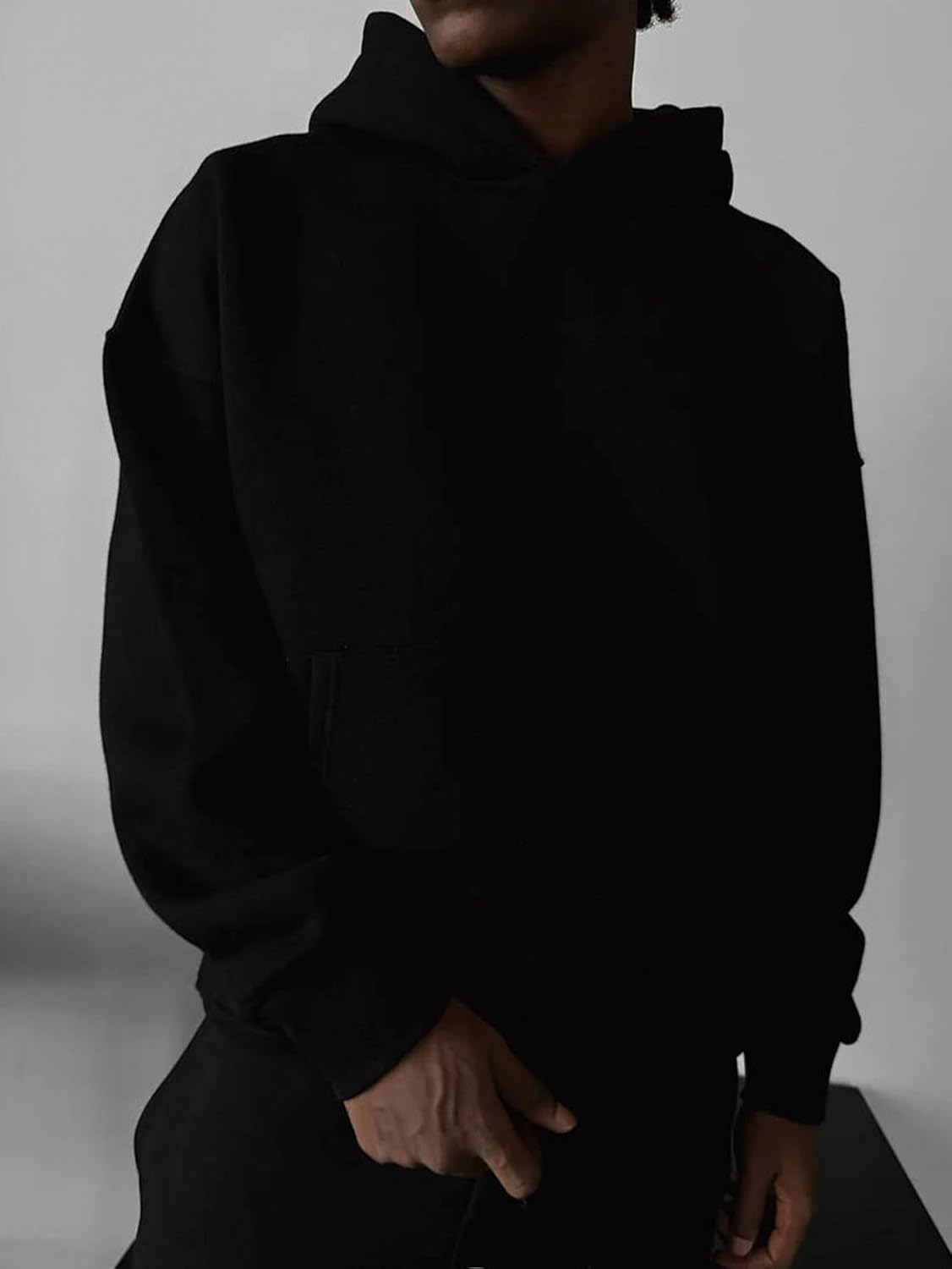 Simple hooded sweatshirt, loose fit, with hood, ribbed cuffs, and concealed kangaroo pocket - Image 3