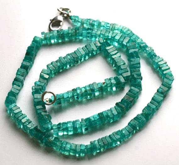 Apatite verte perles carrées lisses 3mm pour création de collier de 40cm grade AAA