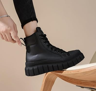 أحذية رياضية نسائية عصرية ذات أربطة مع تصميم ناعم ونعل وغير قابل للانزلاق للمشي والتزلج متعدد الاستخدامات
