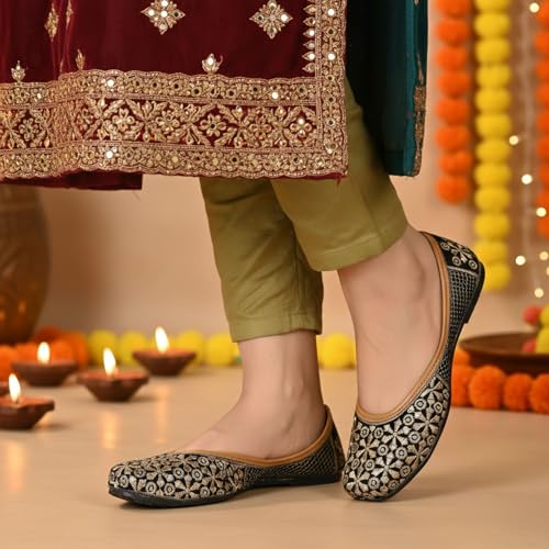 Image of DFR Women Embroidered Mojari Juttis