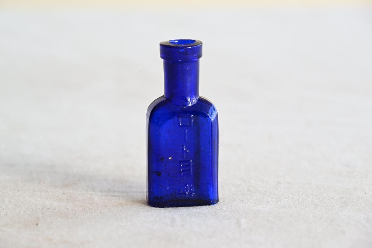 Amazon.co.jp: 骨董品戦前? 青 エンボス 薬瓶 アンティーク 置物