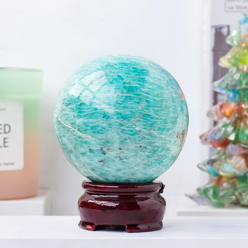 Boule de cristal et minéraux de décoration pour créer un espace zen au salon