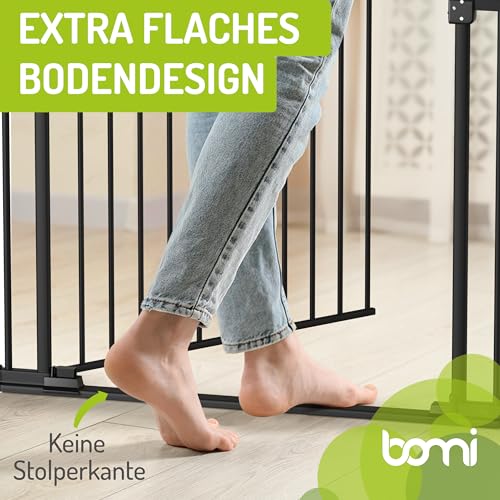 Bomi Treppenschutzgitter Merle Flatstep, Breite 95-103 cm | Türschutzgitter ohne Bohren, stabile Kindersicherung für Kind & Hund, TÜV geprüftes Hundegitter, Türgitter, Treppengitter, Metall Schwarz