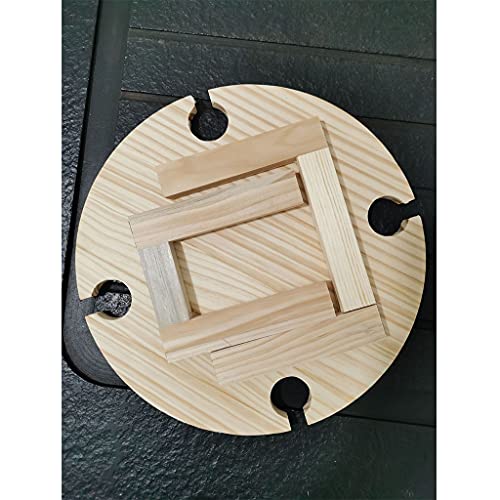 Table de pique-nique pliante en bois contre le sable sur la plage