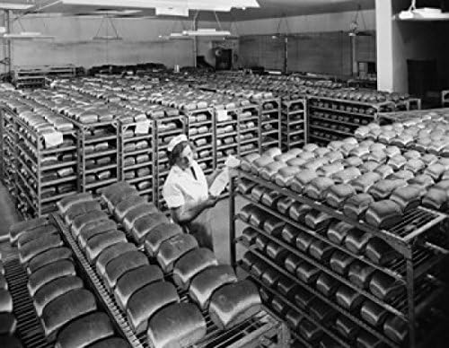 Trabajadora Examinando el pan en una panadería Pepperidge Farm Panadería Connecticut de Norwalk EE. UU. Poster Print (18 x 24)