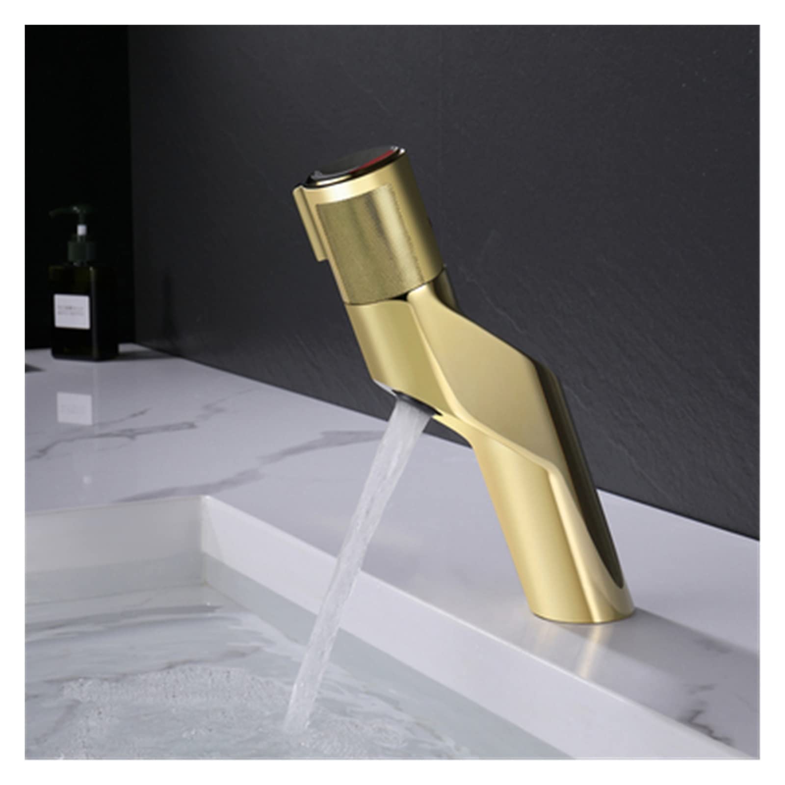 Mitigeur de lavabo en laiton doré pour une salle de bains chic