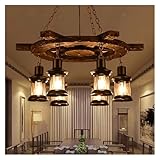 Bois + fer + verre. Fabriqué avec un mélange de bois, de fer et de verre, ce lustre offre une esthétique rustique mais moderne.