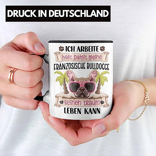 Trendation - Französische Bulldogge Besitzer Geschenk Tasse Lustiger Spruch Französische Bulldogge Liebhaber Geschenkidee Geburtstag Weihnachten Ich Arbeite Hart (Schwarz)