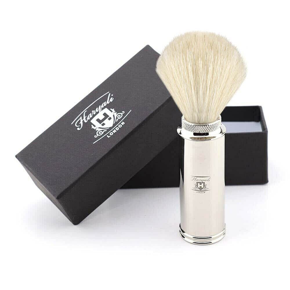 Haryali London Brocha de afeitar de viaje para hombre – Pelo de tejón blanco denso y duradero, mango largo de acero niquelado