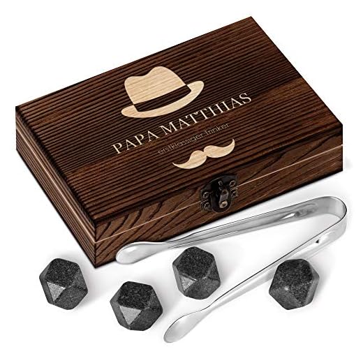 Maverton Whisky Steine Set - in Holzbox mit Gravur - 6 Eiswürfel + Zange + Velourbeutel - wiederverwendbar - aus Granit - Geschenk für Männer - erstklassiger Trinker