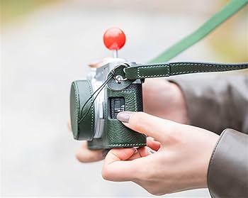 Amazon | 本革カメラハーフケースカバー ハンドグリップ付き