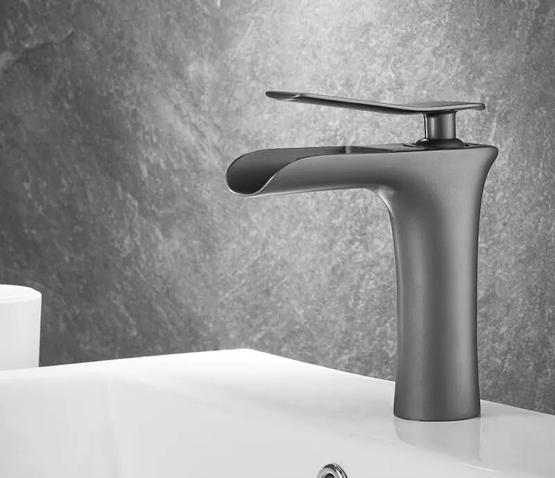 Grúa de agua gris para fregadero de baño con chorro de cascada suave