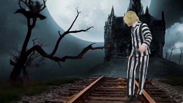 Donna Bionda Nel Trucco Di Halloween Ed Attrezzatura Di Cuoio Su Un Fondo Nero Nello Studio Scheletro Mostro E Strega 129809148 - Foto 8