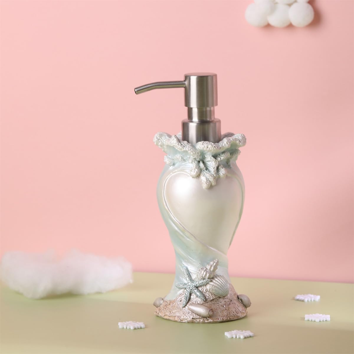 DECHOUS Sommerfest Dekorativer Seifenspender in Muscheloptik aus Kunstharz und Edelstahl 200ml Lotion Spenderflasche für Badezimmer und Hotel mit Ergonomischem Design