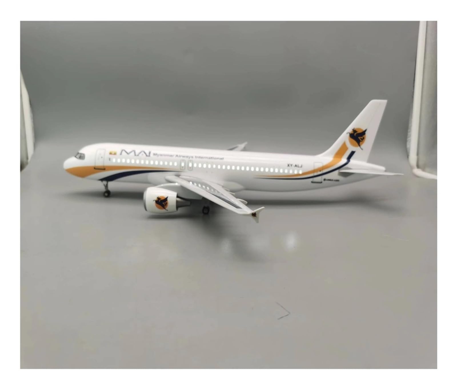 Odlewane zabawki samolotowe w skali 47 cm dla 320 samolotów A320 NEO Birma lekki Model z podwoziem i światłami Modele samolotów z odlewu ciśnieniowego z żywicy do zbierania i wyświetlania (z lampą)