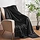 YASMENG Satin Decke 220x240 Schwarz Satin Sofadecke Kühlende Seidige Seide Sommerdecke Leicht Weich Luxus Glatt Glänzend Satin Tagesdecke Kuscheldecke für Bett Sofa Couch Schlafzimmer Büro Reisen