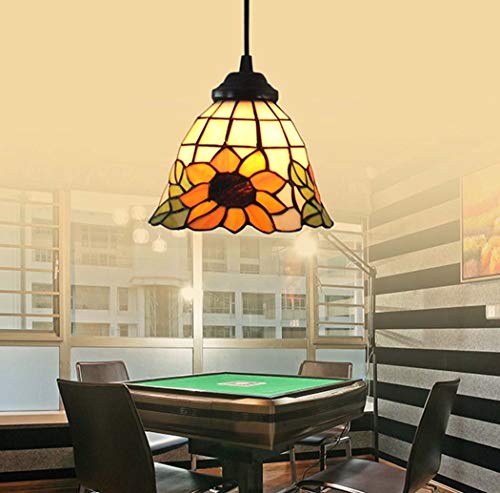 Lustre tournesol en vitrail pour corriger un éclairage froid et sublimer un salon rétro