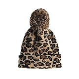 Gorro de punto con pompón de piel, ideal para invierno o clima frío.