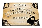 🔹 Für das Ouija gibt es verschiedene weitere Bezeichnungen wie etwa Hexenbrett, Alphabettafel, Witchboard, Seelenschreiber und Talking Board. Der okkult klingende Namen geht vermutlich auf die Kombination des französischen „Oui“ mit dem deutschen „Ja“ zurück.