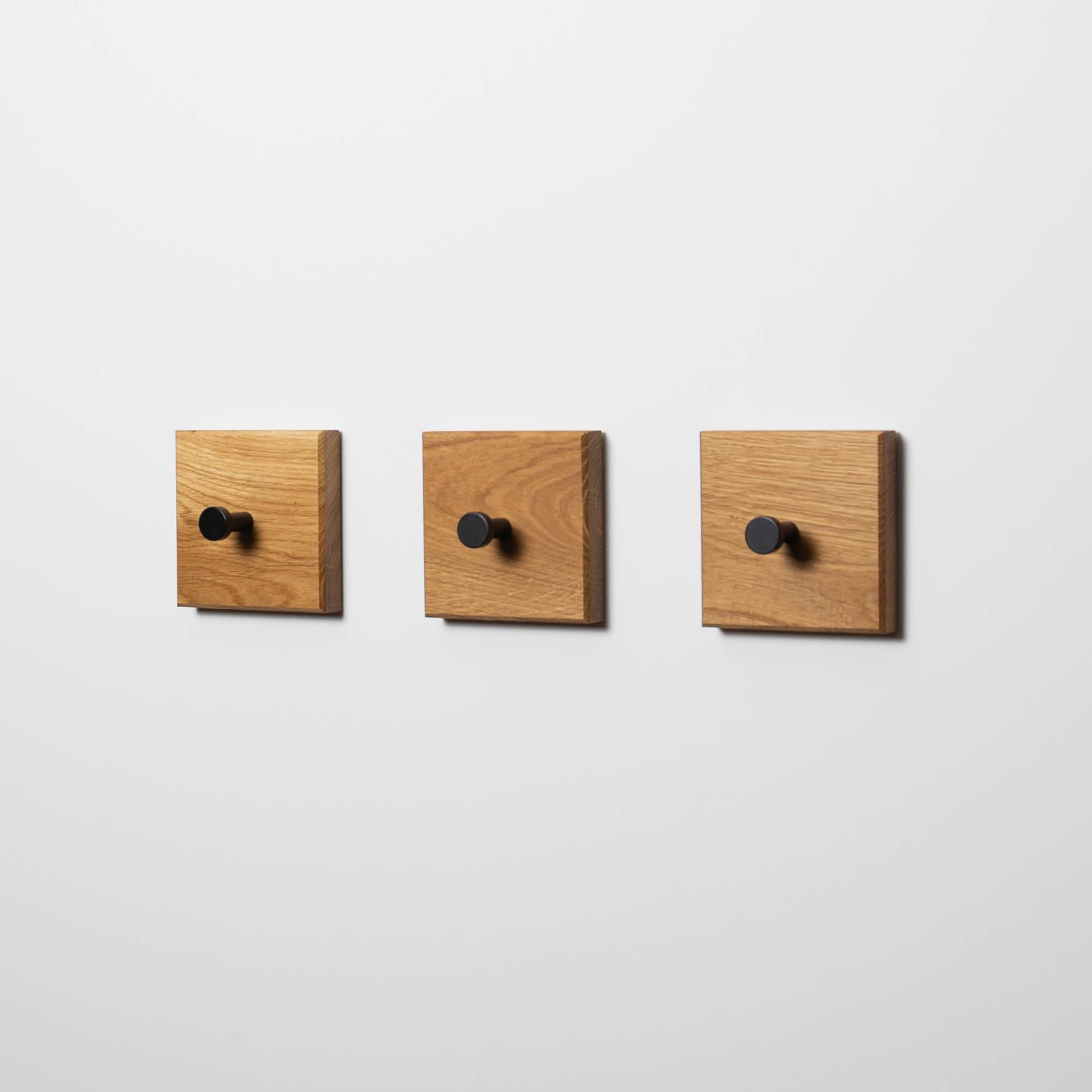 WOODS Garderobenhaken aus Holz quadratisch mit Klebepad I unsichtbare Montage ohne Bohren I einzeln oder als Garderobenleiste I Hakenleiste Handtuchhalter (Eiche, Schwarze Haken, 3 Stück)
