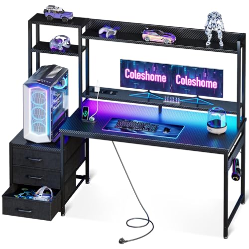 Coleshome Escritorio Gaming con Estanteria y Cajones, Mesa Gaming con Iluminación LED & Toma de Corriente, Escritorios para PC con Repisas de Almacenamiento (Negro Fibra de Carbono, 137×48 cm)