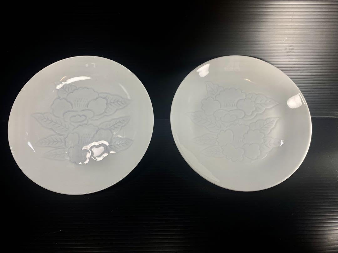 Amazon.co.jp: 人間国宝 井上萬二 白磁染椿彫文 中皿 2枚 共箱 真作