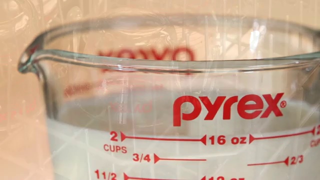 Vaso medidor Pyrex 2 tazas con tapa miniatura 2