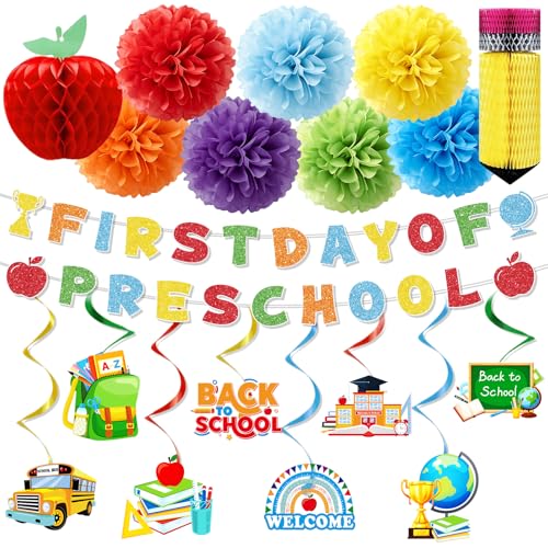 Premier jour de la maternelle fêté dans une salle de classe colorée et rassurante