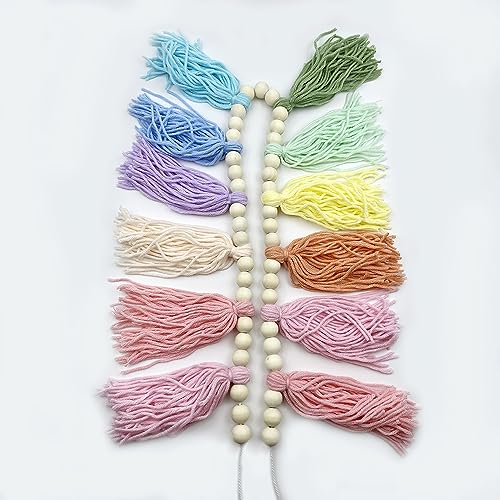 Guirnalda de borlas bohemia con detalles de madera y diseño textil artesanal 3