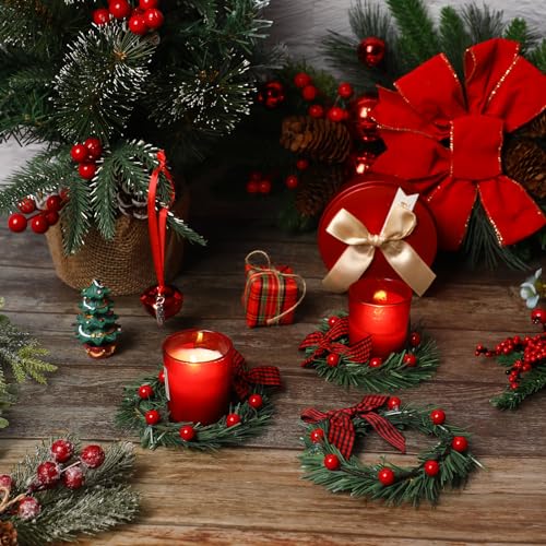 Couronnes pour piliers rustiques de Noël aux baies et herbes denses