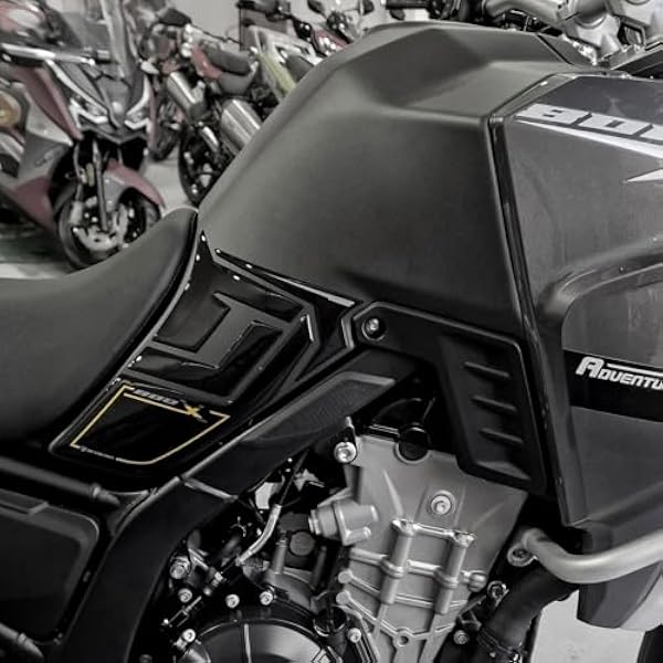 Resin Bike naklejki moto kompatybilne z Kove 800X Pro/Adventure/Rallye 2024. Ochrona boczna zbiornika przed uderzeniami i zarysowaniami. Naklejki żywiczne z efektem 3D, wyprodukowane we Włoszech