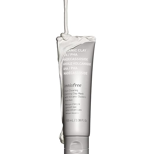 To use the Innisfree Pore Clearing Clay Masks, simply apply a thin and even layer onto clean, dry skin. Allow the mask to dry for around 10-15 minutes. Once completely dry, gently rinse it off with lukewarm water, massaging in a circular motion to fully benefit from the purifying effect. For optimal results, it is recommended to use the mask once or twice a week.