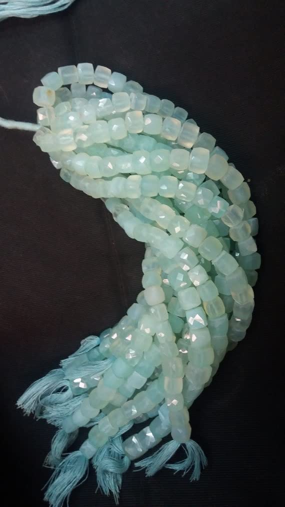 Fil d'aigue-marine naturelle en cubes facettés pour offrir un cadeau artisanal