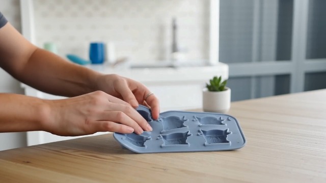 Molde para cubitos de hielo de silicona azul con figura de vaca miniatura 7