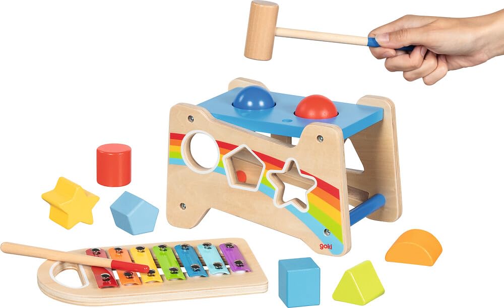 goki 58304 - Panca a martello con xilofono e funzione di smistamento, 12 pezzi, giocattolo motorio in legno con suoneria estraibile – panca 3 in 1, scatola di smistamento, xilofono
