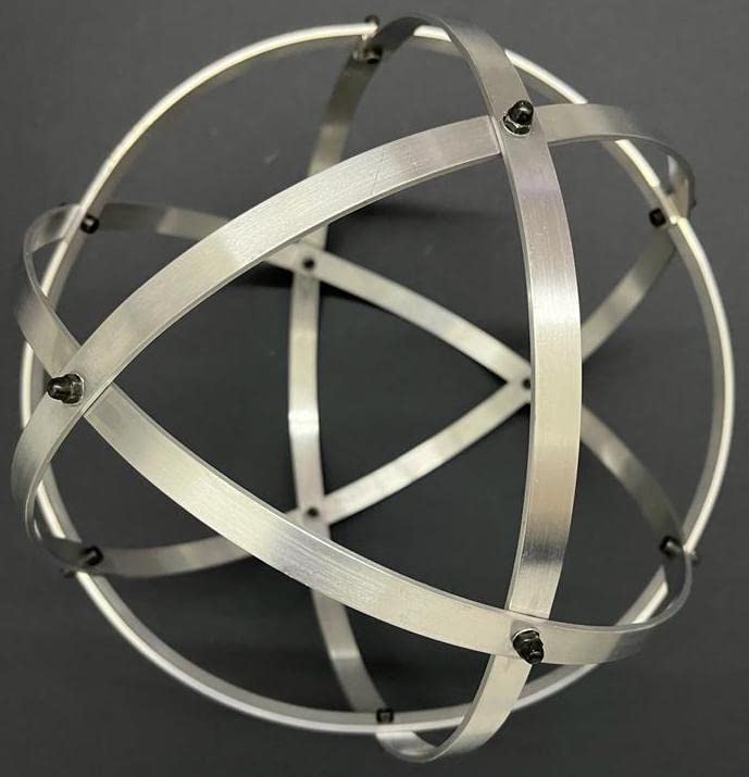 Genesa Crystal in Alluminio Naturale Lucidato, 21cm diametro con fasce larghe 10mm, intrecciate in modo simmetrico e fissate con dadi ciechi neri
