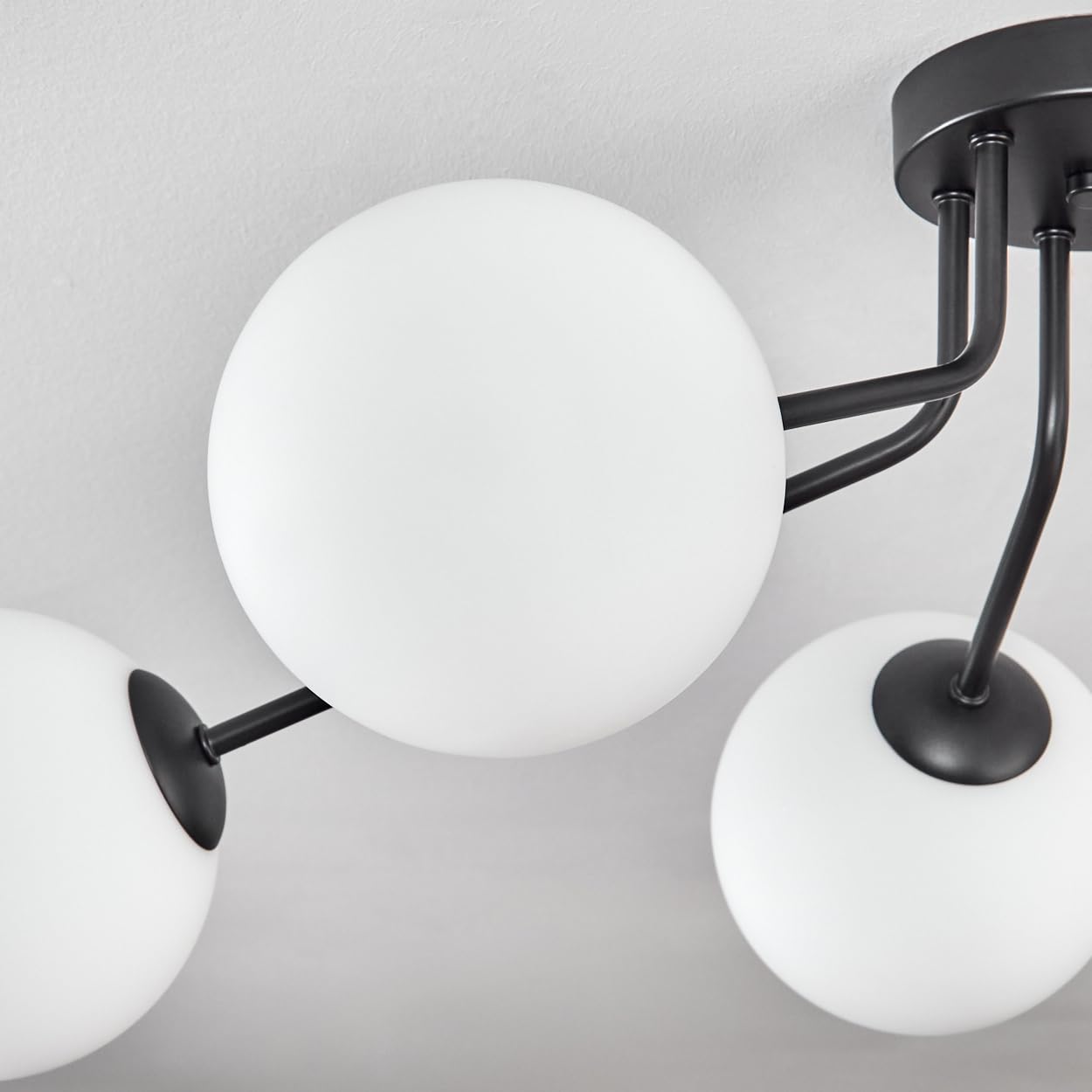HOFSTEIN Deckenleuchte Gastor, Deckenlampe aus Metall/Glas in Schwarz/Weiß, Leuchte im modernen Retro/Vintage-Design mit Schirmen aus Glas (Ø 15 cm), 6 x E14, ohne Leuchtmittel
